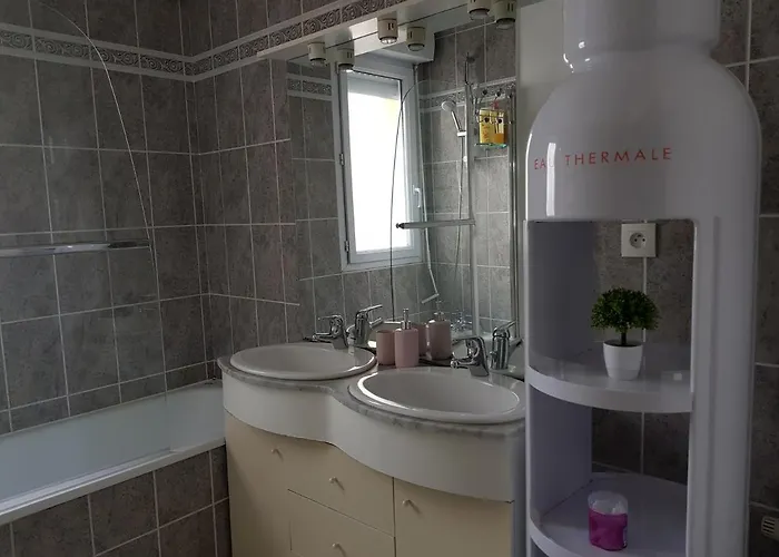 Le Pompidou T2 Pour 2 A 4 Pers Avec Parking Prive & Balcon Place Ney *